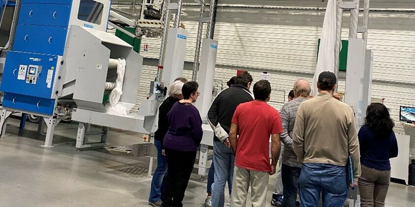 Un groupe de 8 demandeurs d’emploi observent les différents postes de travail du pôle séchoir complétement automatisé.