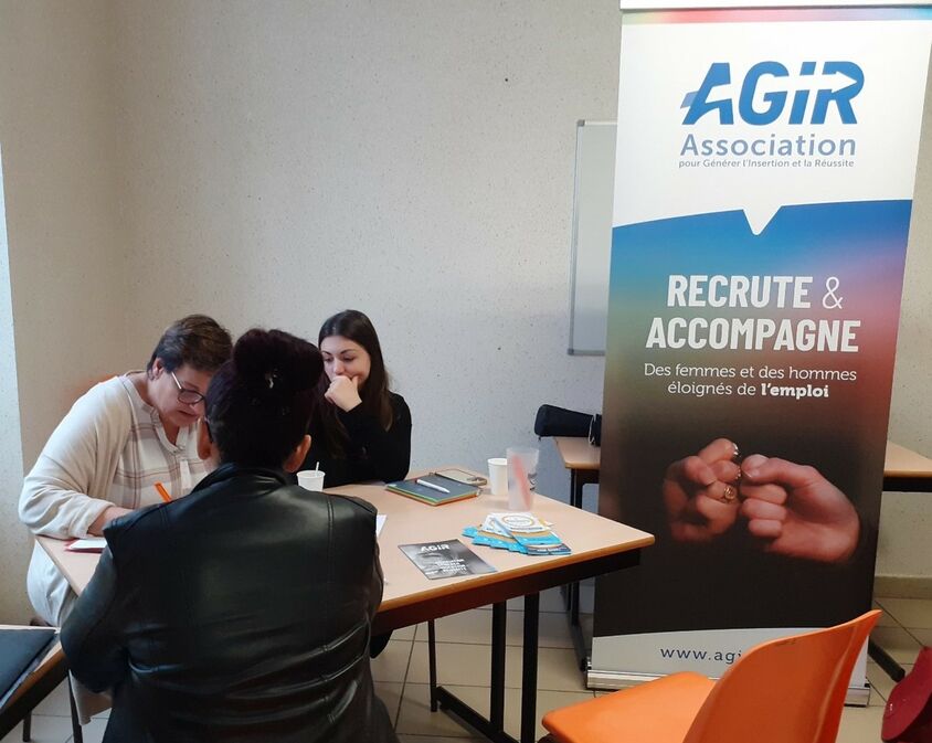 Echange entre une candidate et une des conseillères, responsable du recrutement, accompagnée d’une stagiaire.